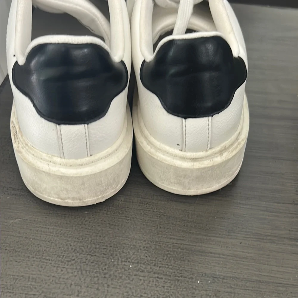 Steve Madden White Sneakers Classic Minimalist Design - Picture 5 of 5